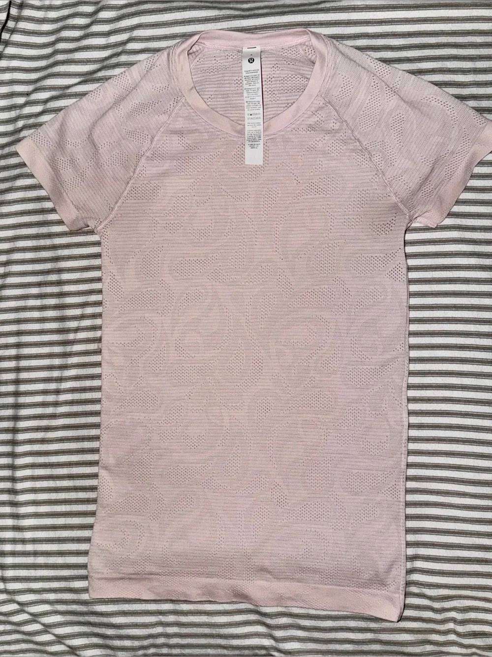 Lululemon Swiftly Tech Short Sleeve Paisley  hip length Light Pink Tee size 4